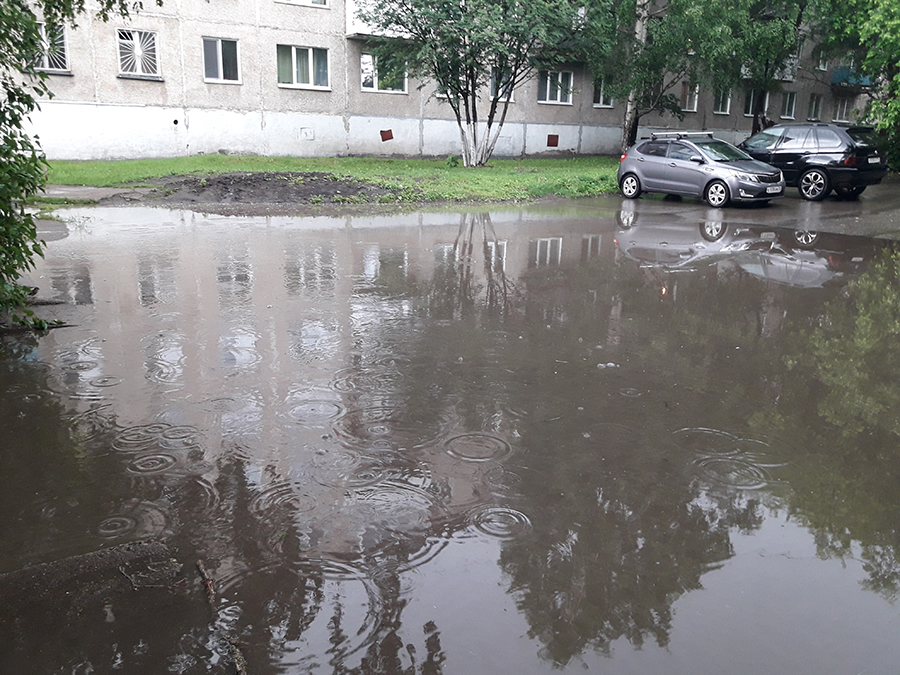 Город где затопило водой. Вода на потоплено на улице. Где в Орске затопило. Малибу красный водой затоплен.