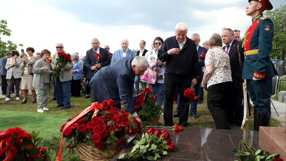 Знаменитости похороненные на троекуровском кладбище в москве